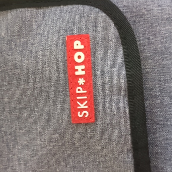 SKIP HOP* portable change pad for babies. Lots of pouches and space for all - Picture 4 of 12